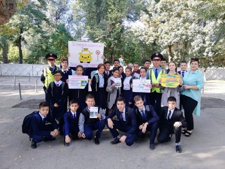 В 13 школе с учениками и сотрудниками дорожной полиции прошла акция " Письмо водителю"