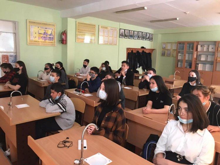 12 сәуір -Ғарышкерлер күніне орай 9сынып білім алушыларымен  “Ғарышкер”деректі фильм көрсетілді.